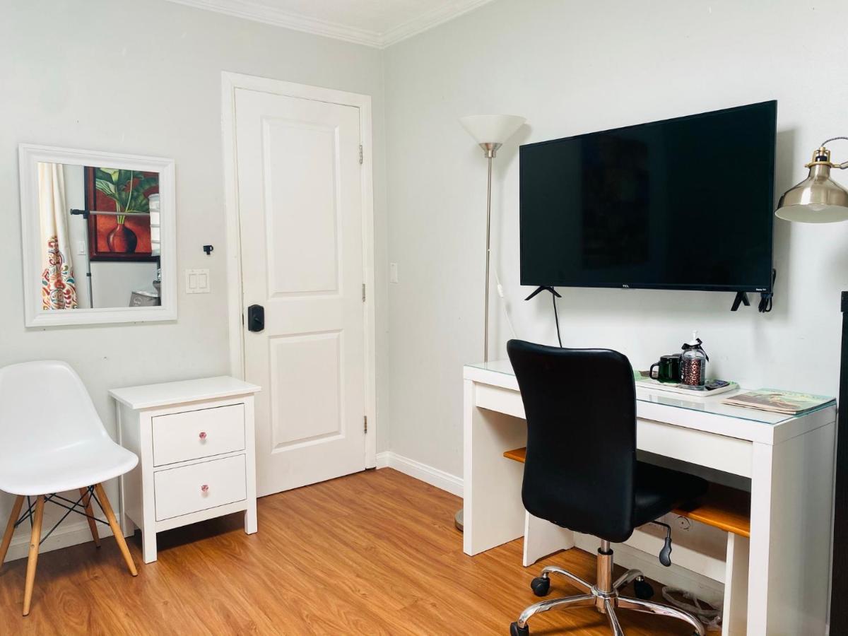 Costa Mesa Homestay - Private Rooms With 2 Shared Baths And Hosts Onsite المظهر الخارجي الصورة