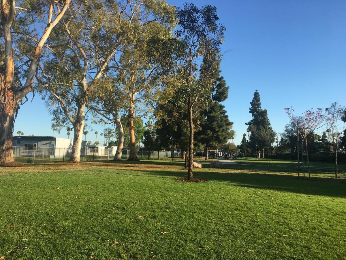 Costa Mesa Homestay - Private Rooms With 2 Shared Baths And Hosts Onsite المظهر الخارجي الصورة